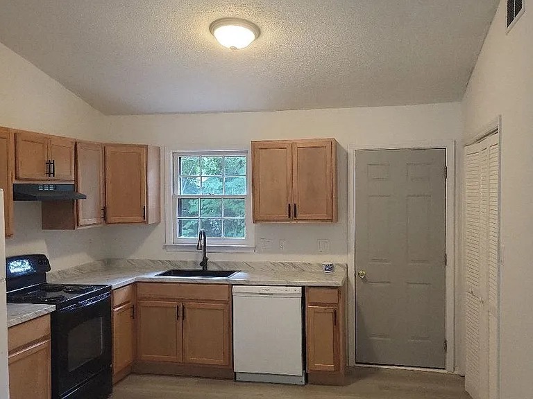 315 Cedar Creek Dr — Photo 6