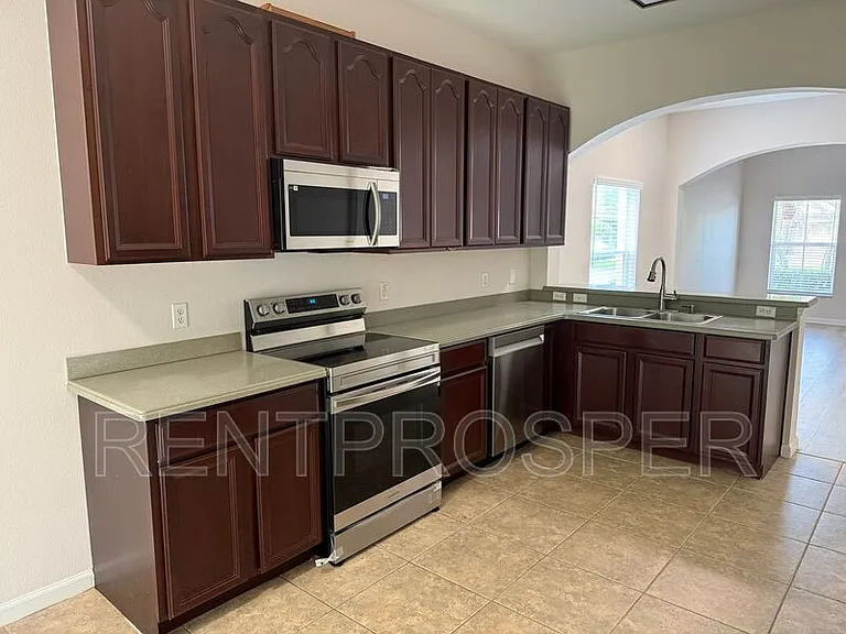 16617 Cedar Crest Dr — Photo 2