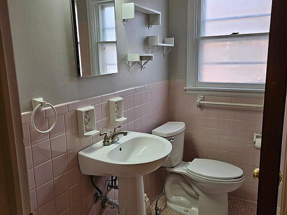 5th image of 2671 Elmwood Ave APT 1
