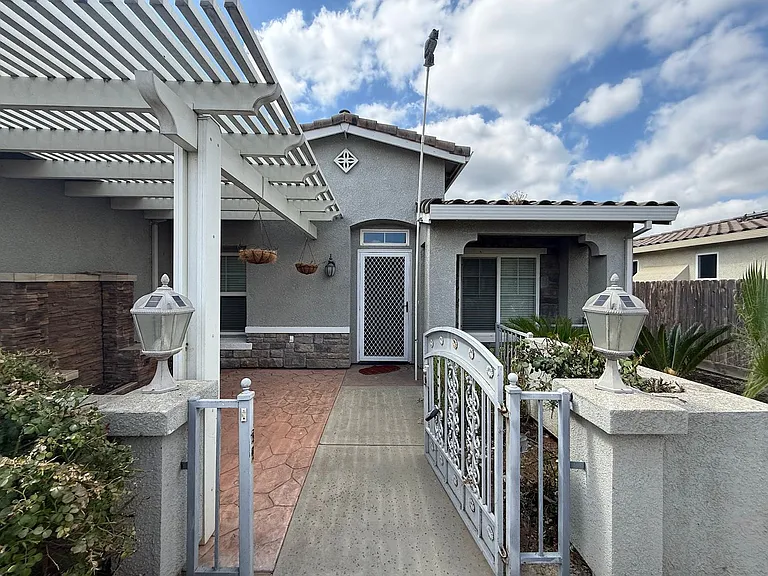 1764 Golden Way — Photo 3