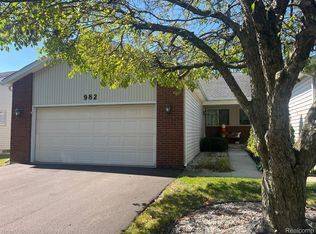 982 Saint Joseph Ln, Marysville, MI