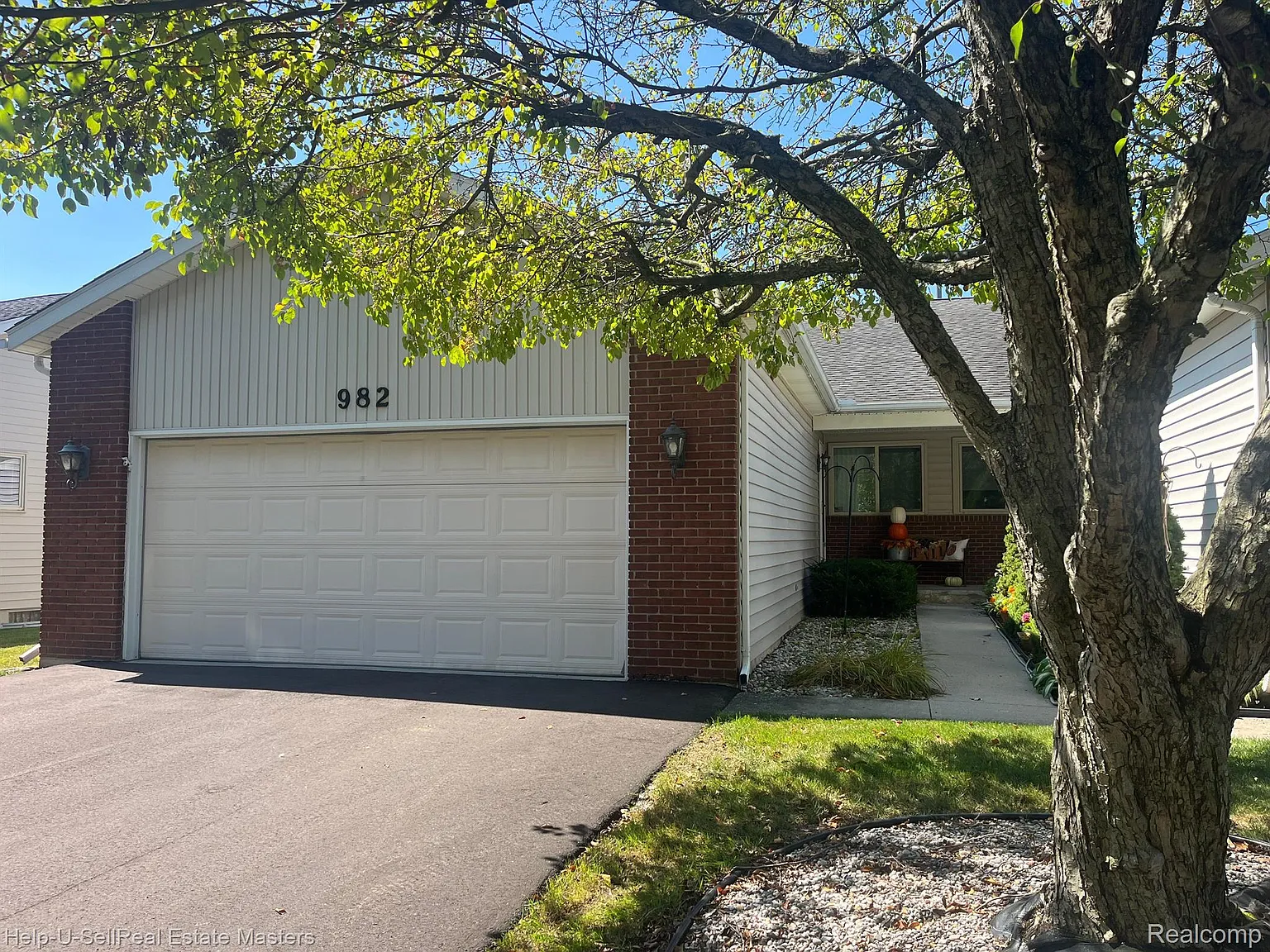 982 Saint Joseph Ln photo 1