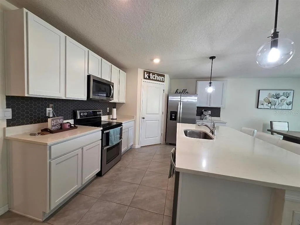 4 bed, 2.0 bath, 1812 sqft, $2,350 — Photo 4