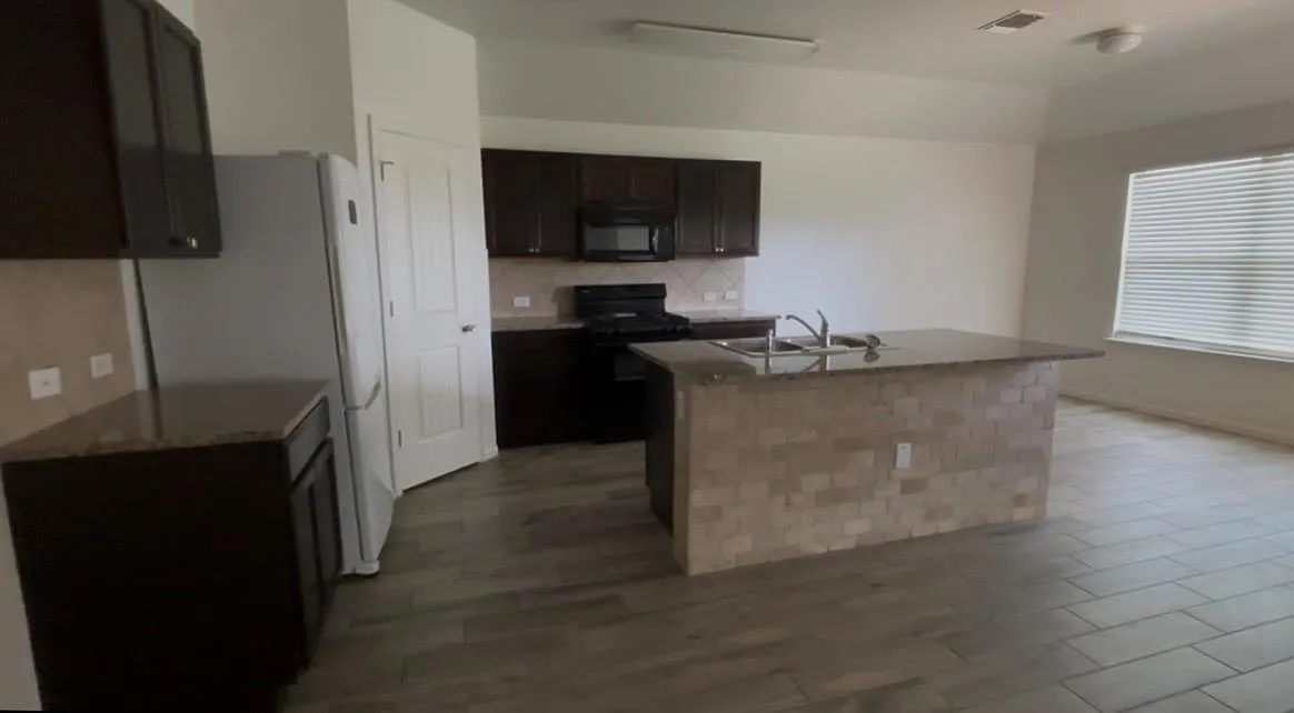 3 bed, 2.0 bath, 1467 sqft, $1,850 — Photo 2