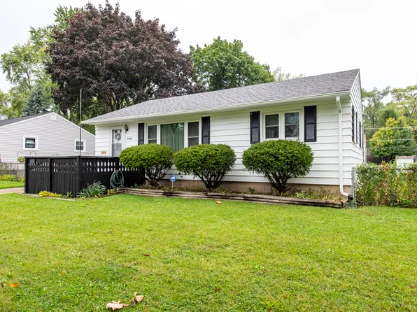 2410 Chinook Rd, Waukegan, IL 60087