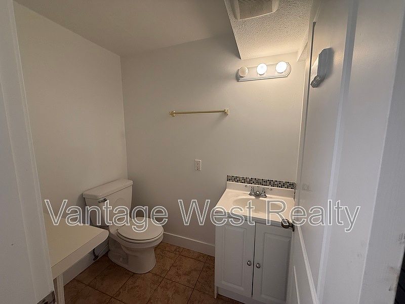 1st image of 907B Sutherland Ave #3