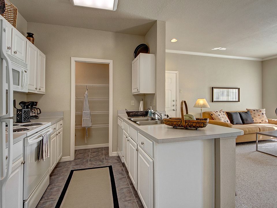 Lincoln Villas on Memorial Kitchen