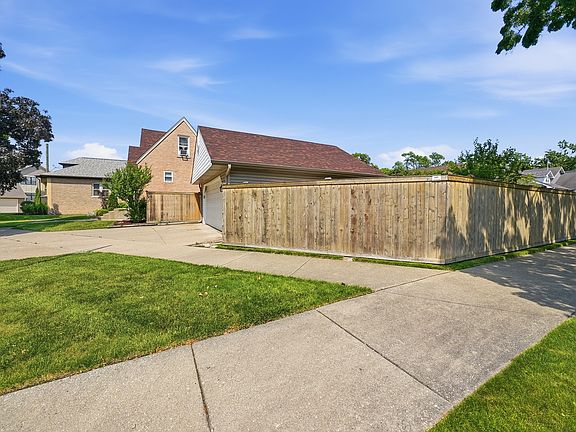 3rd image of 6653 N Oketo Ave