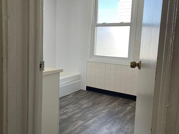 4th image of 2113 Fairview Ave #2