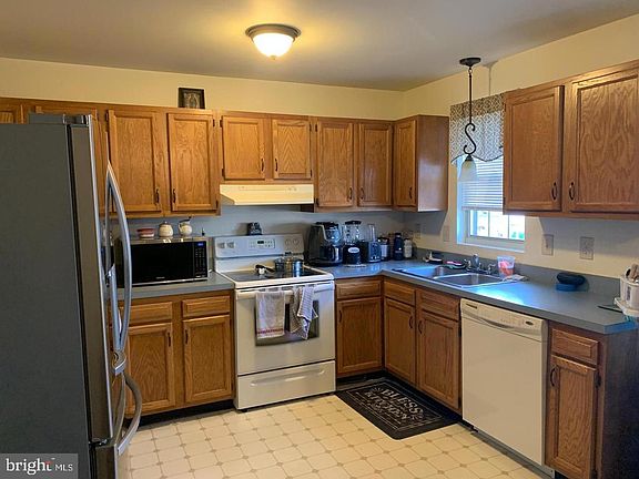 3rd image of 1111 Meily St