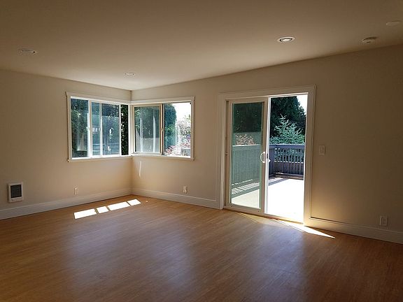 5th image of 7810 E Green Lake Dr N