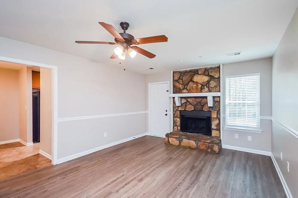 3 bed, 2.0 bath, 1233 sqft, $2,270 — Photo 4