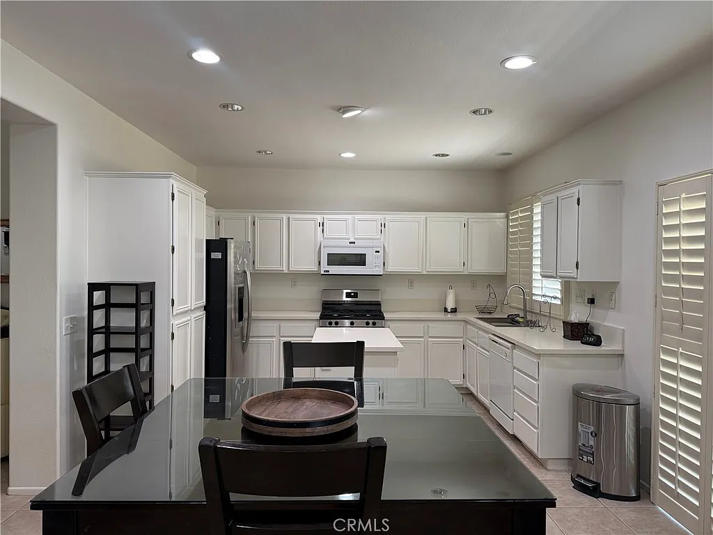 4 bed, 2041 sqft, $5,000 — Photo 4