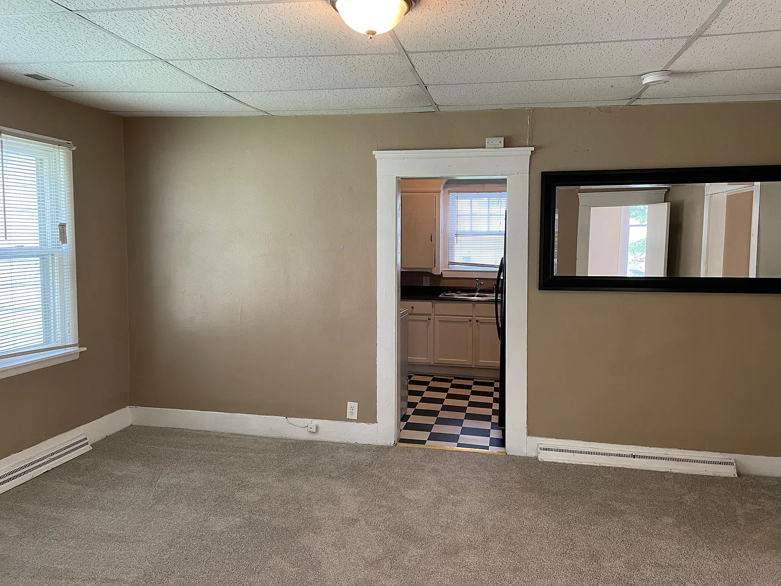 3 bed, 1.5 bath, 1860 sqft, $750 — Photo 2
