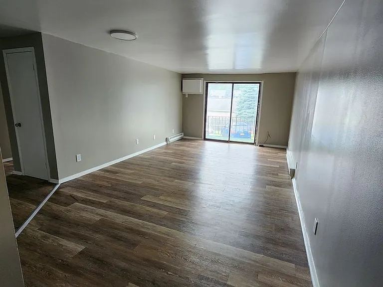 156 Robert Dr — Photo 2