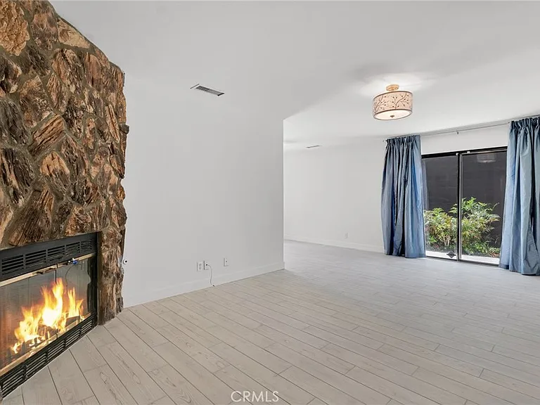 221 Acacia Ln — Photo 15