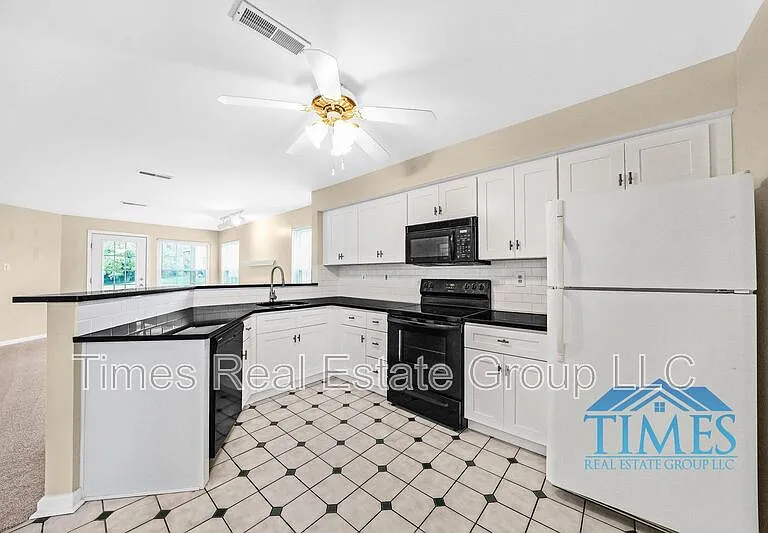1101 Lexington Way — Photo 7
