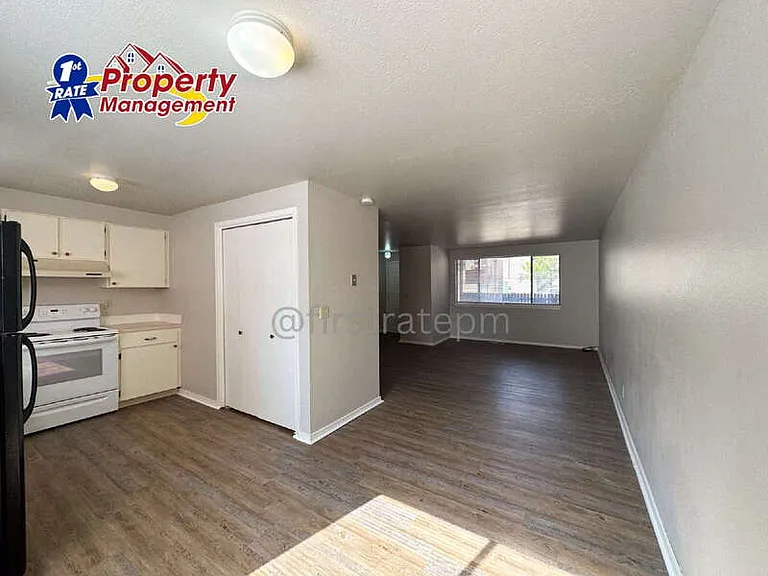 1184 W Lee St — Photo 11