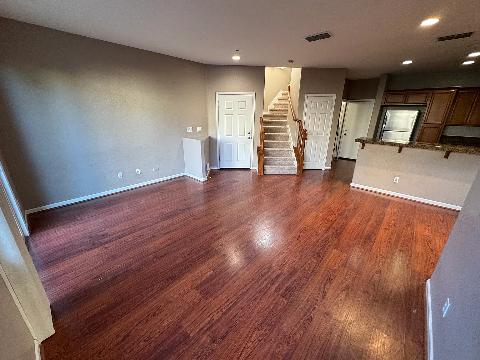 3 bed, 2.5 bath, 1337 sqft, $2,700 — Photo 3
