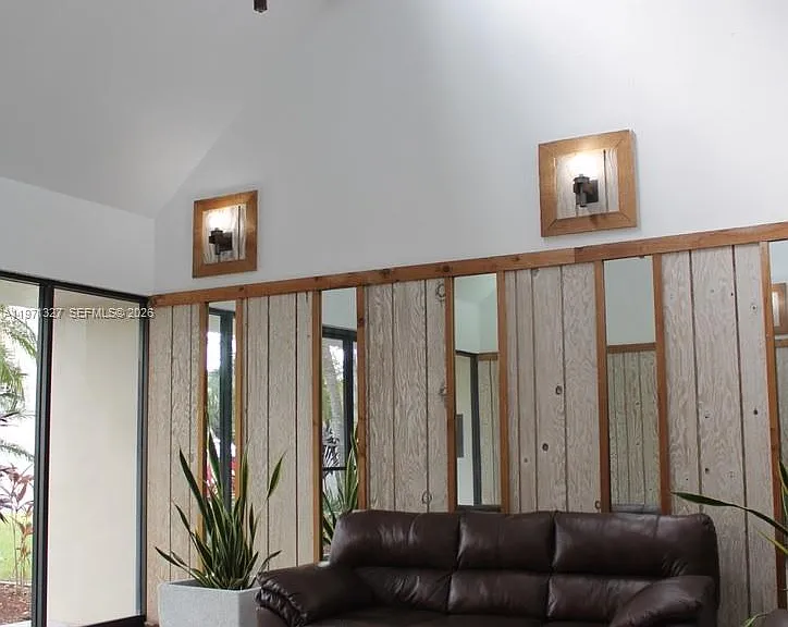 210 Lakeview Dr — Photo 2
