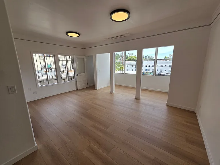 1610 W Sunset Blvd — Photo 1