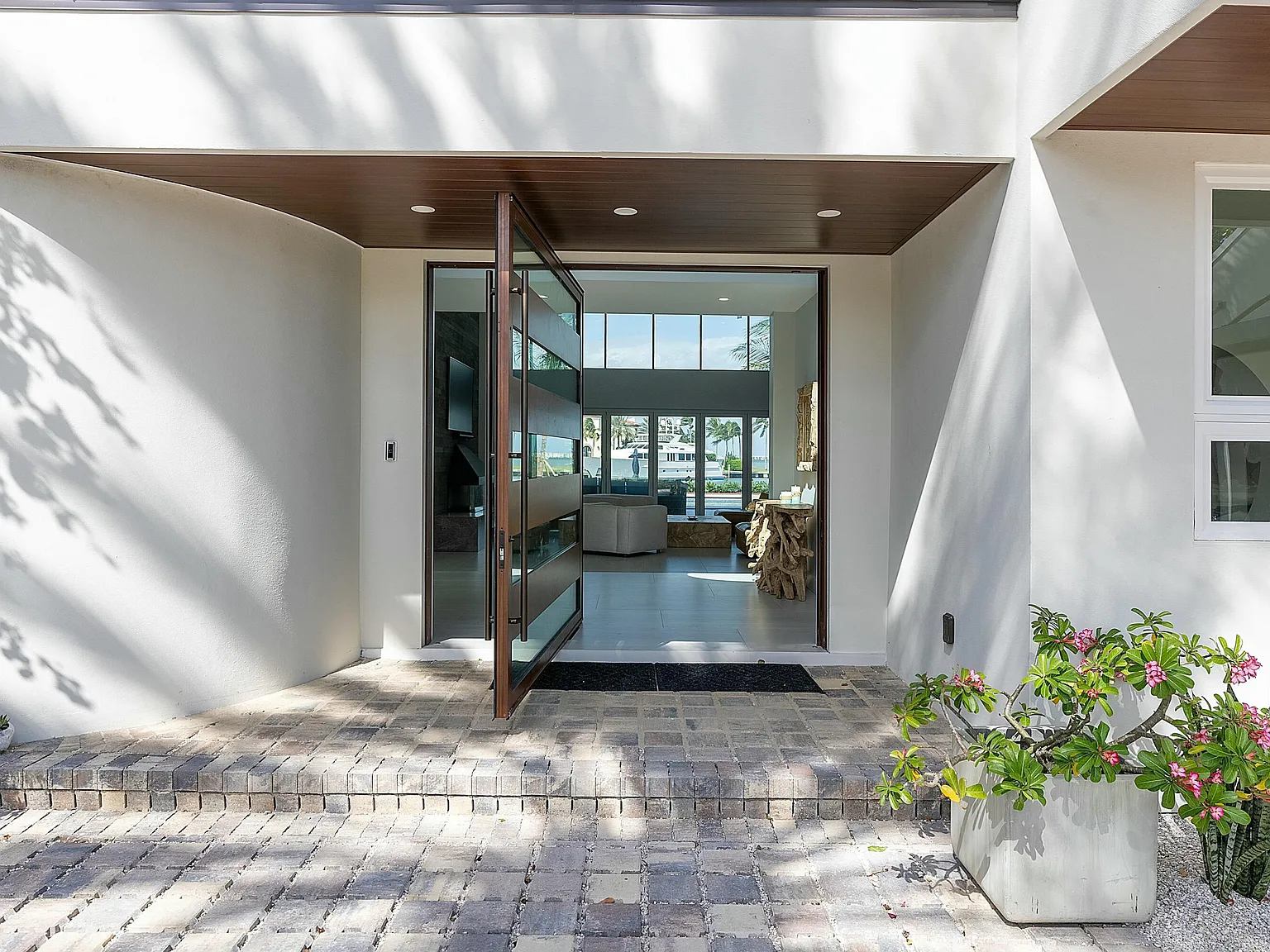 5 bed, 6.5 bath, 7081 sqft, $59,000 — Photo 4
