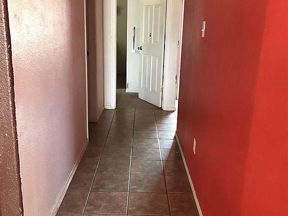 5th image of 195 E Genevive St