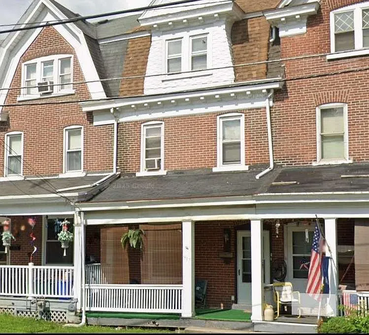 5 bed, 1.0 bath, 2300 sqft, $2,500 — Photo 1