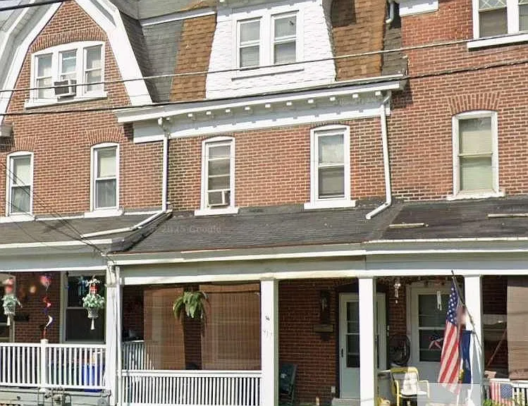 917 Center St — Photo 1