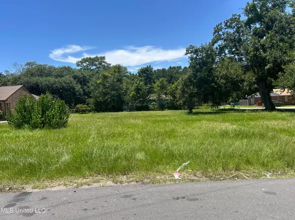 1721 Mantou St, Pascagoula, MS 39567