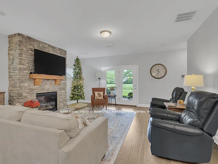 4937 Riverbank Dr — Photo 10