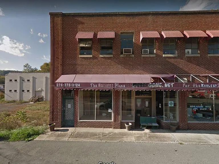 213 Front St E — Photo 1