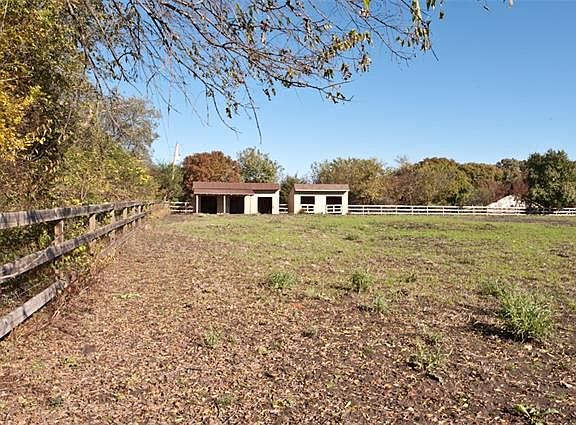 3rd image of 18 Woodmoor Dr