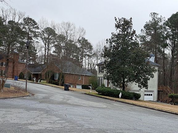 5th image of 901 Burlington Dr