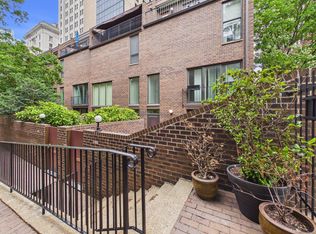 1 Saint James Ct, Philadelphia, PA 19106