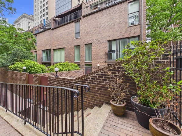 1 Saint James Ct, Philadelphia, PA 19106