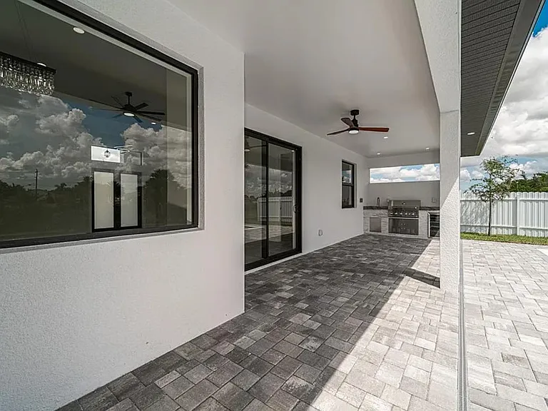 1005 NE 13th Pl — Photo 14