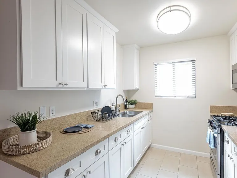 1222 W 39th St #6 — Photo 13