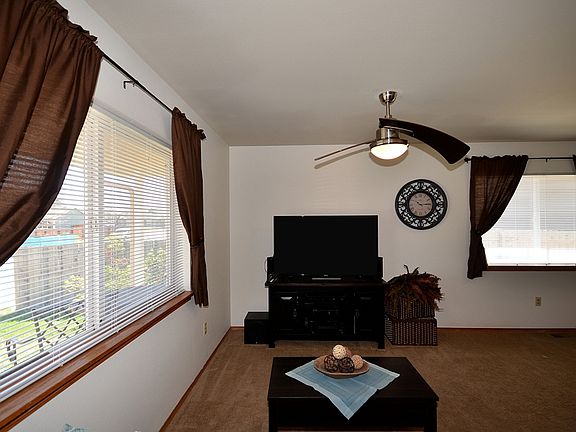 5th image of 724 Lilac Dr