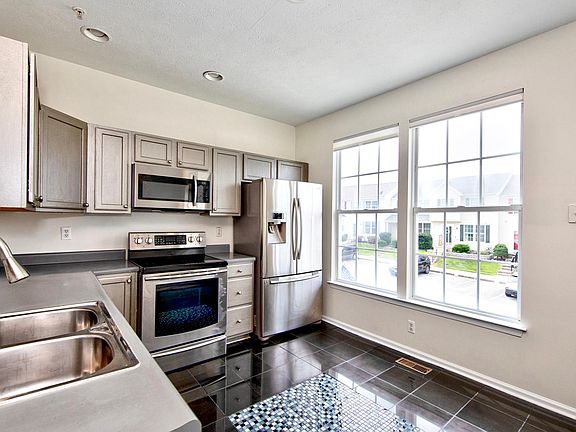5th image of 130 Spencer Cir