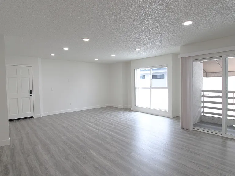 328 E Providencia Ave — Photo 14