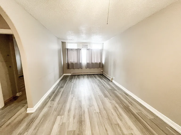 1424 Victoria Ave — Photo 9