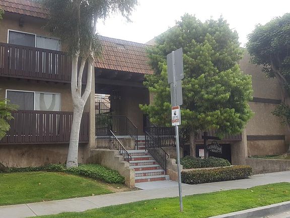 5th image of 622 E Regent St