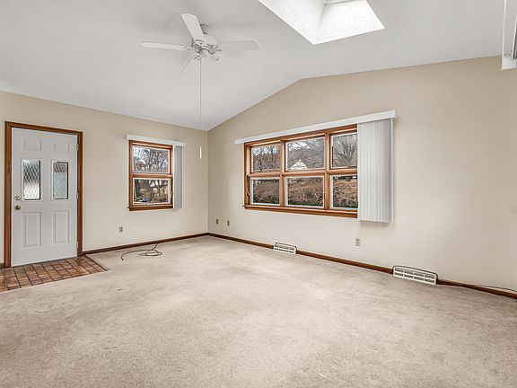 5th image of 90 Rolling Ridge Rd