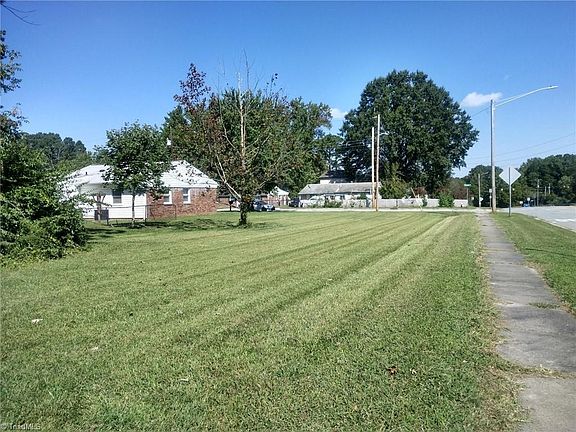 3rd image of 1528 Graves Ave