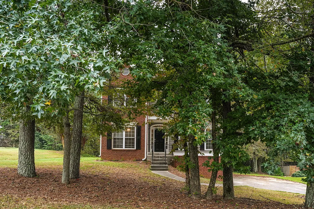 3 bed, 2.5 bath, 1909 sqft, $2,135 — Photo 1