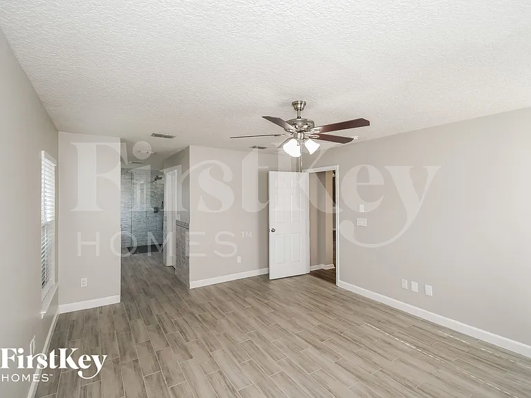 2402 Bentshire Dr — Photo 9