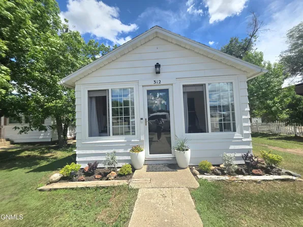 312 2nd St NE, Watford City, ND 58854