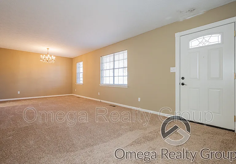 504 Roselle Ln — Photo 2