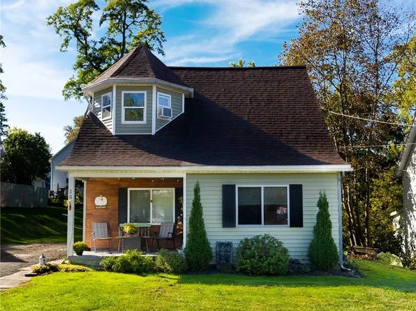 15 Robinson St, Silver Creek, NY 14136